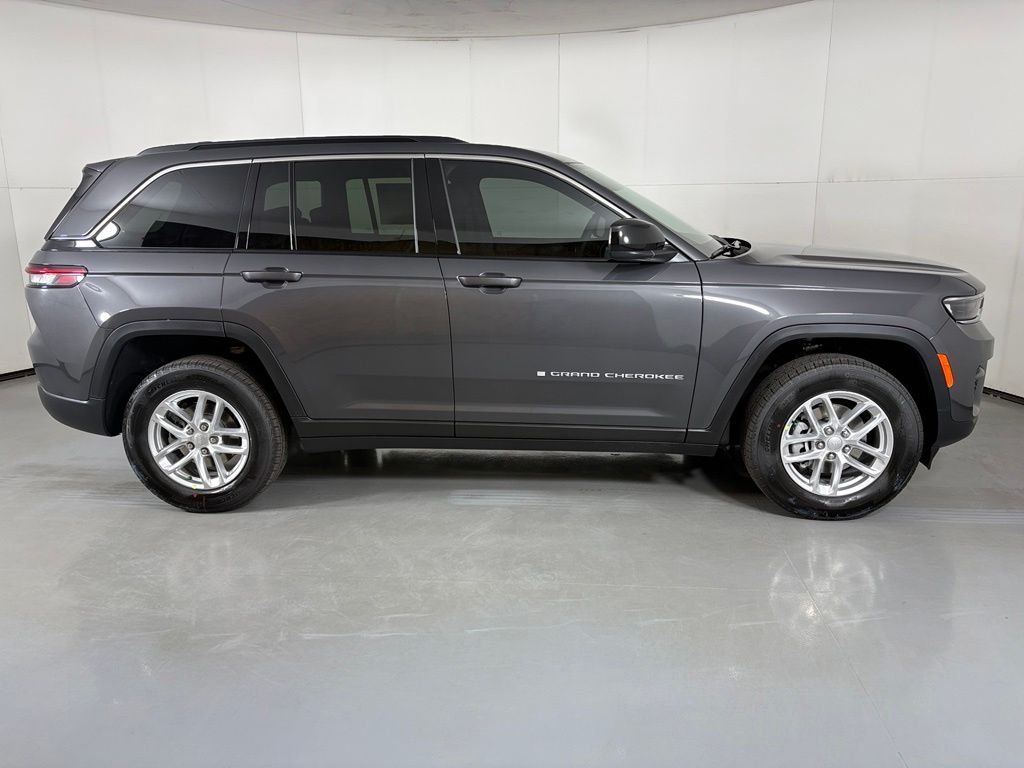 New 2026 Baltic Gray Metallic Clear-Coat Exterior Paint Jeep Laredo image 9