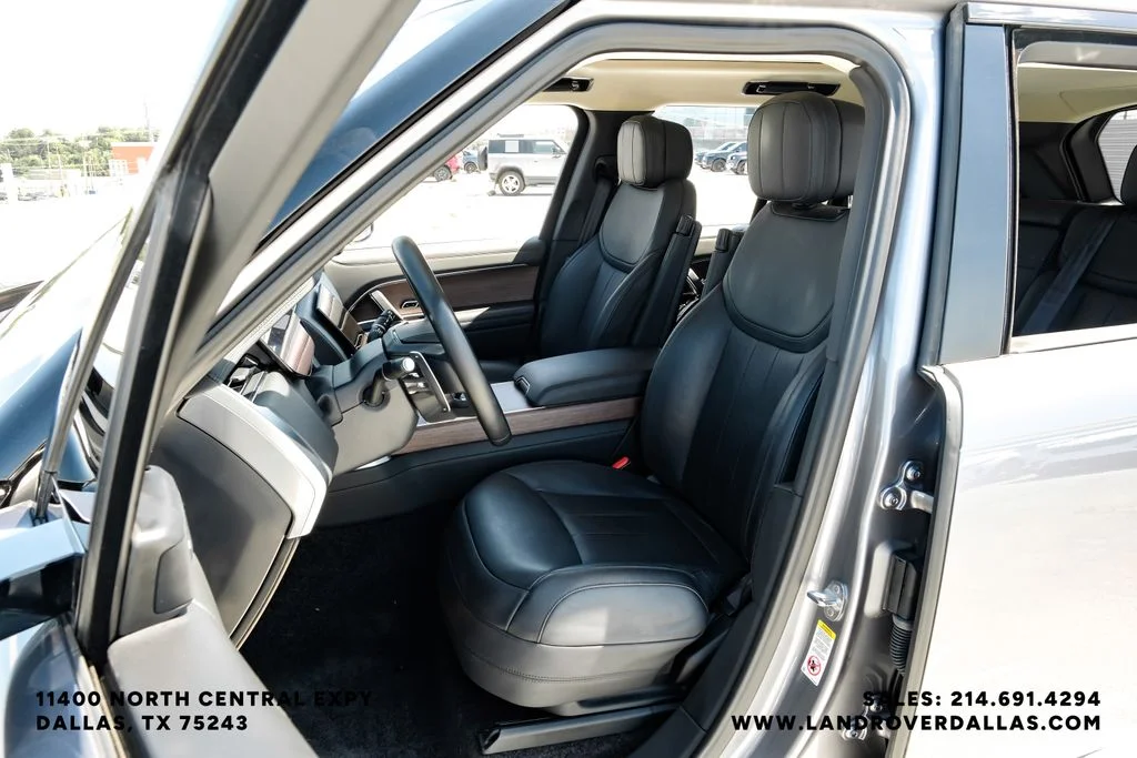 Used 2023 Grey Land Rover SE image 33