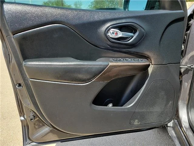Used 2021 Granite Crystal Metallic Clearcoat Jeep Latitude Plus Front-wheel Drive image 12