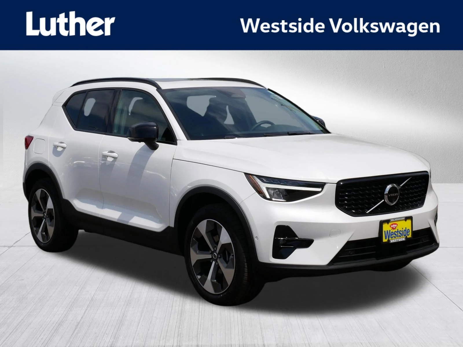 2024 Volvo XC40 B5 Plus Dark AWD's photo