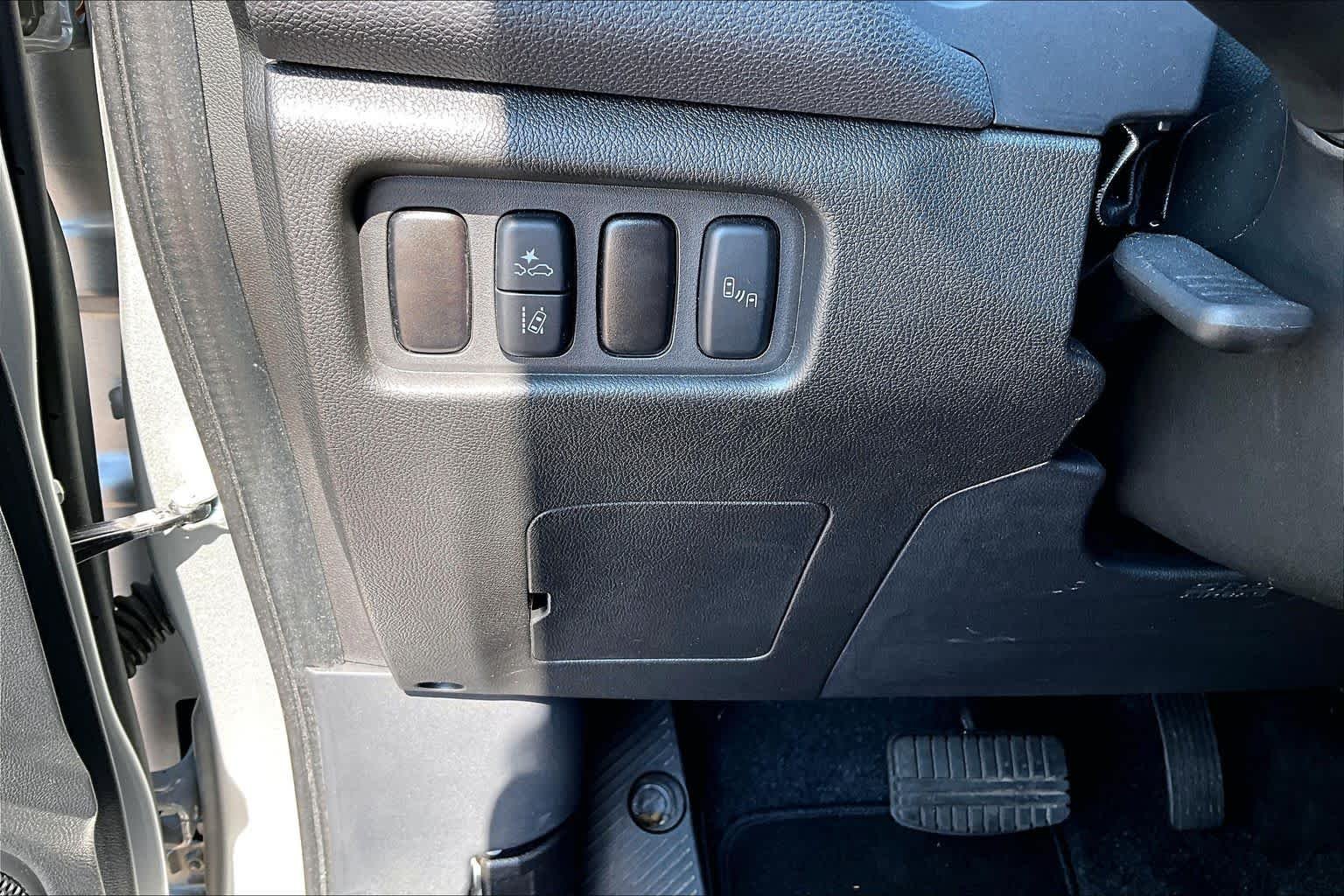 Used 2025 Alloy Silver Metallic Mitsubishi SE image 21