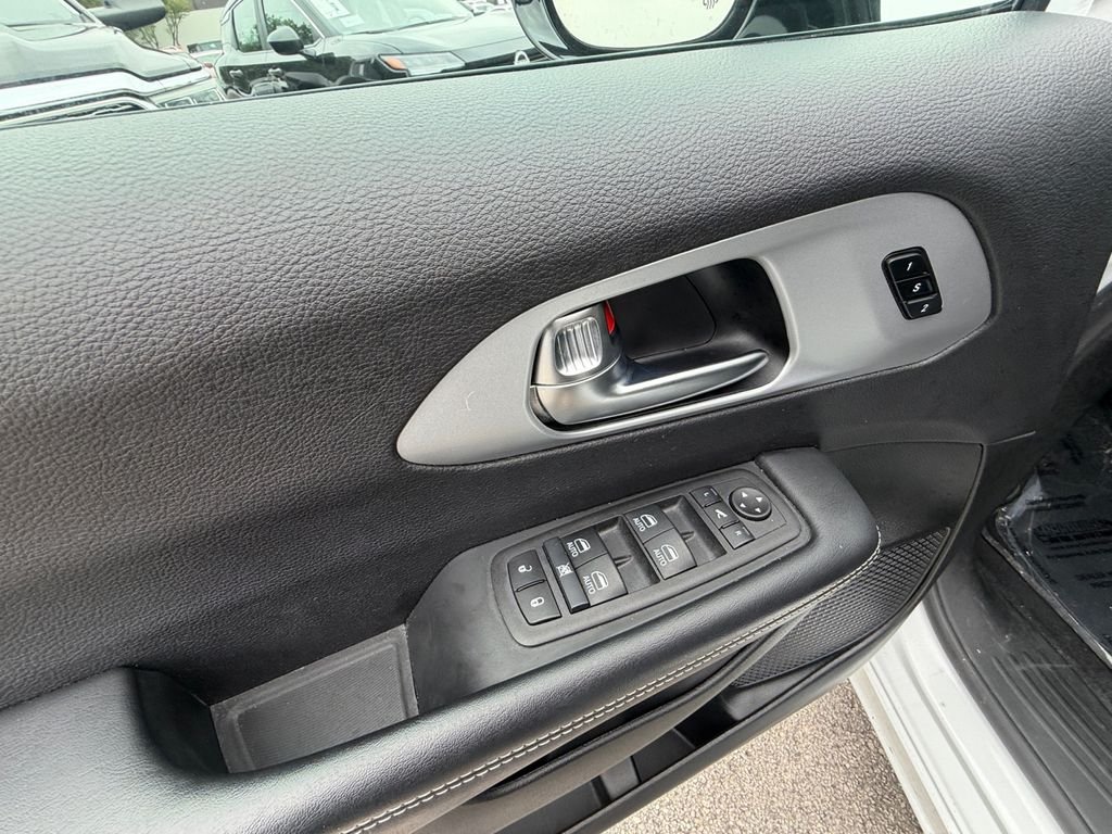 Used 2025 White Chrysler Limited image 11