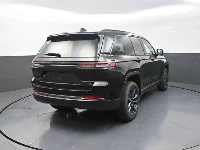 New 2026 Diamond Black Crystal Pearl-Coat Exterior Paint Jeep  image 8