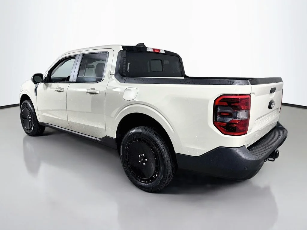 Used 2025 Sand Ford Lariat image 5