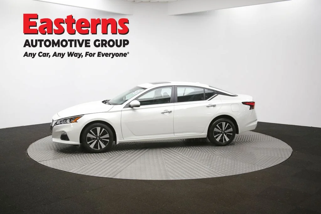 Used 2022 White Nissan 2.5 SV image 58