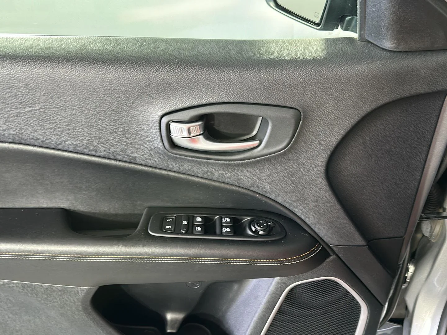 Used 2021 Billet Silver Metallic Clearcoat Jeep Latitude image 11
