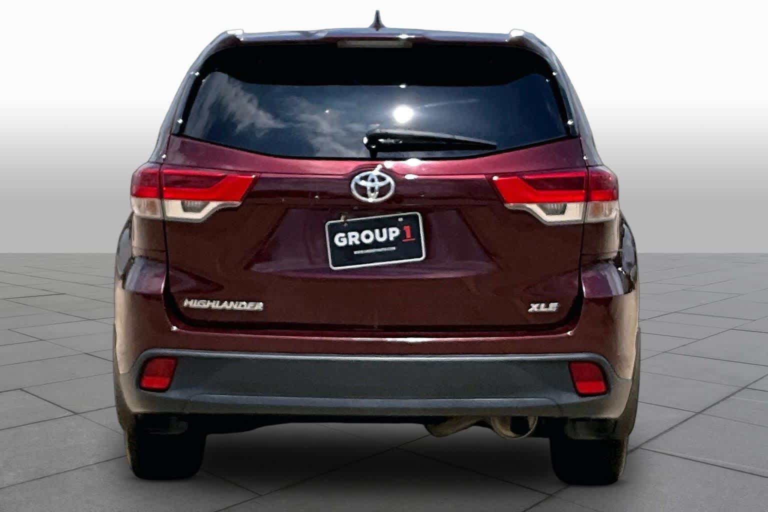 Used 2017 Ooh La La Rouge Mica Toyota XLE image 5