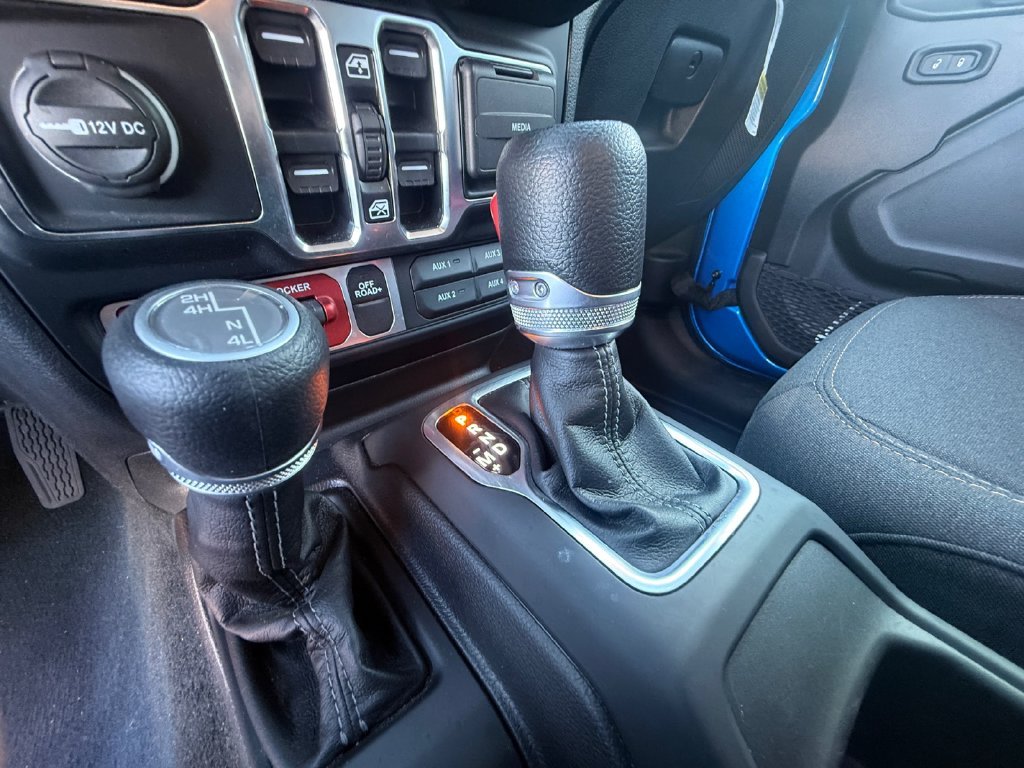 New 2024 Hydro Blue Pearl-Coat Exterior Paint Jeep  image 22