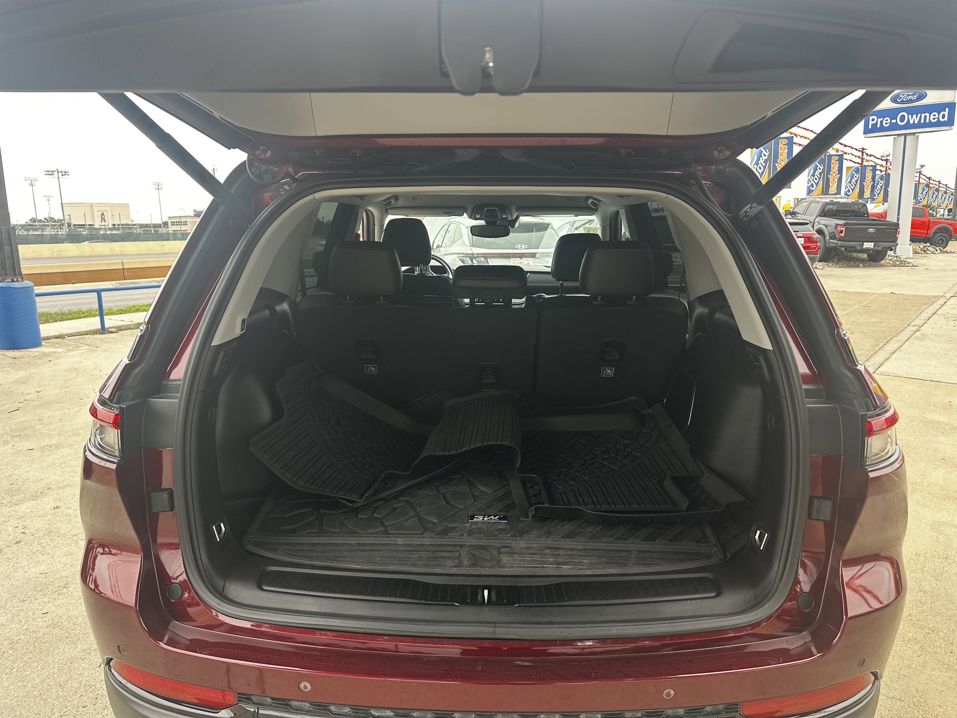 Used 2023 Velvet Red Pearlcoat Jeep Limited image 9