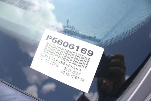 Used 2017 Black Lincoln Select image 38