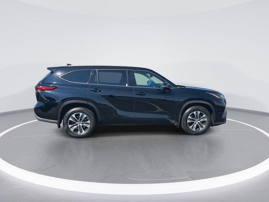 Used 2022 Black Toyota XLE image 9