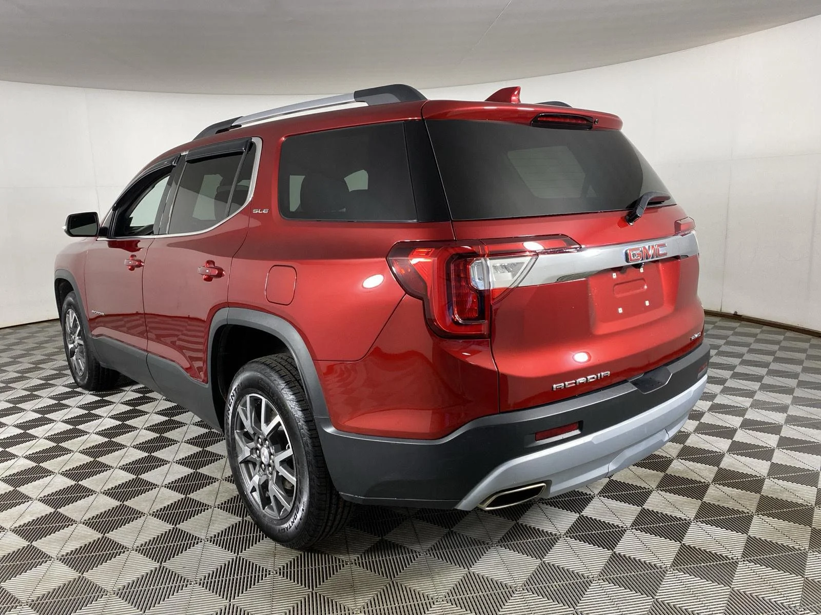 Used 2023 VOLCANIC RED TINTCOAT GMC SLE image 5