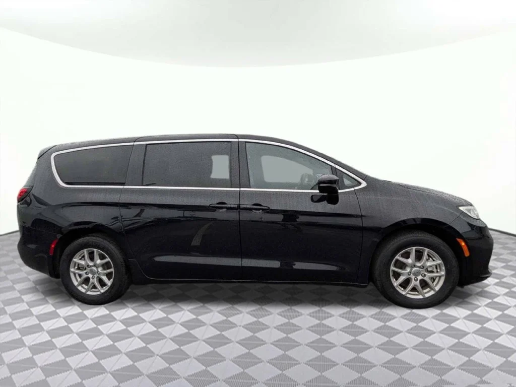 Certified Used 2025 Diamond Black Chrysler Select image 2