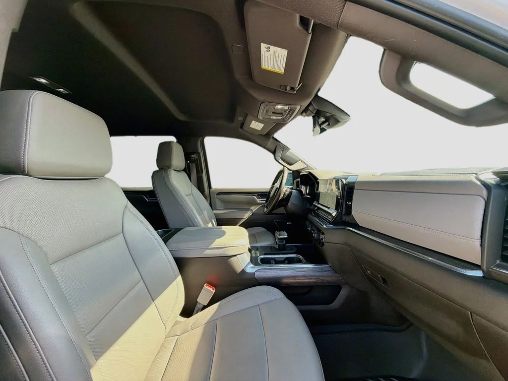 Used 2025 White Chevrolet LTZ image 32