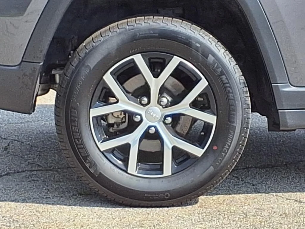Used 2024 Gray Jeep Limited 4x4 image 3