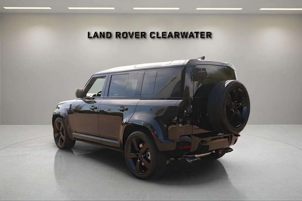 New 2026 Santorini Black Land Rover X-Dynamic SE image 3