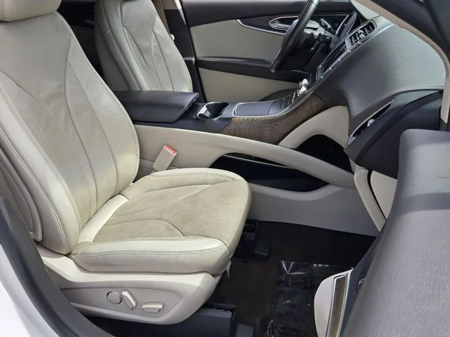 Used 2019 White Lincoln Reserve image 15