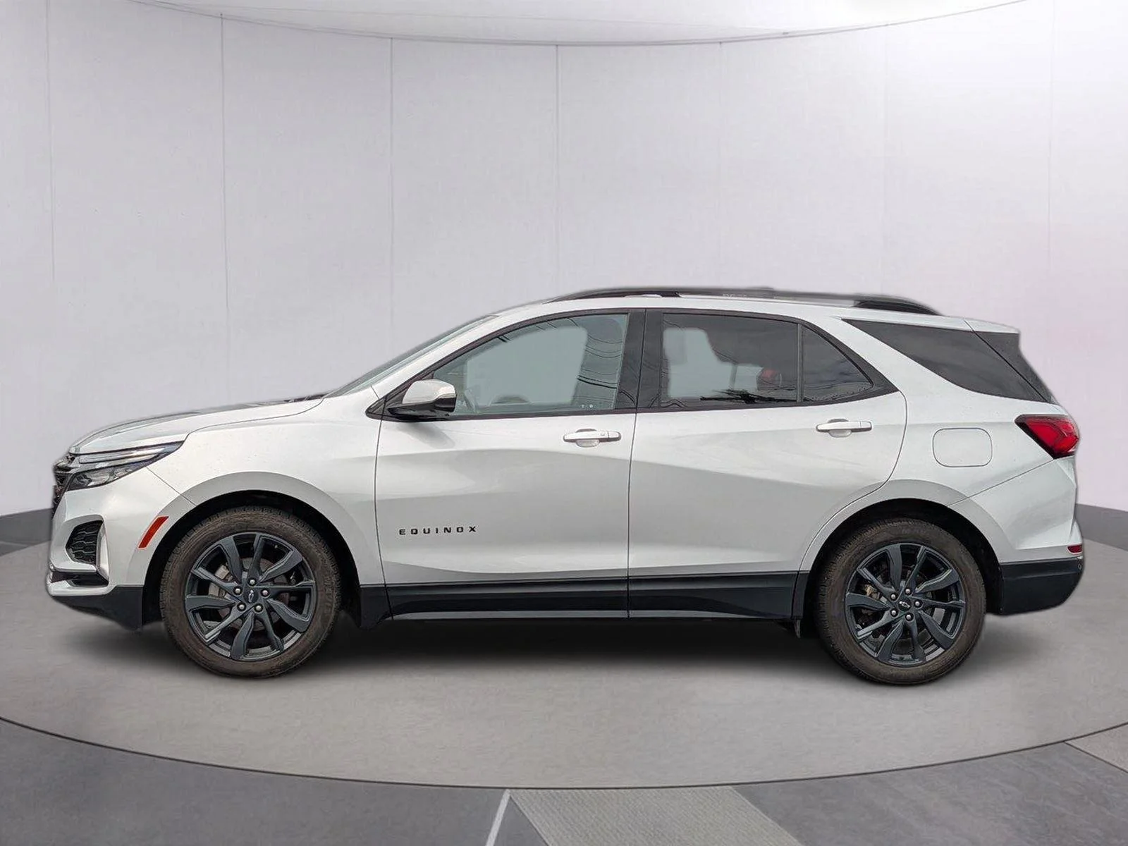 Used 2022 Silver Ice Metallic Chevrolet RS image 2