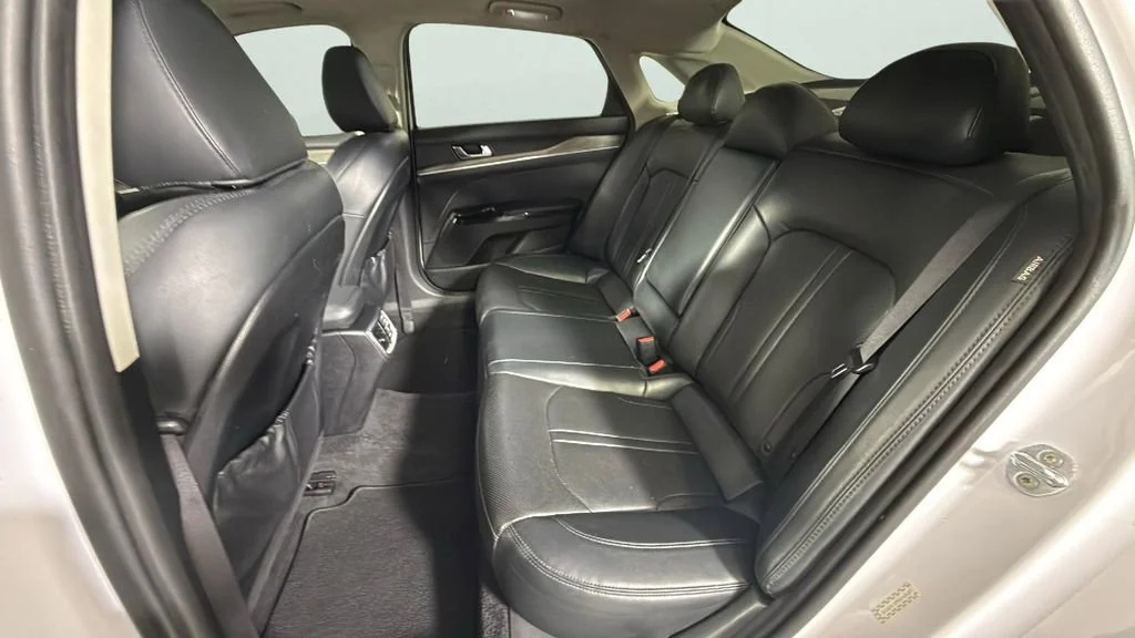 Used 2022 White Kia EX image 27