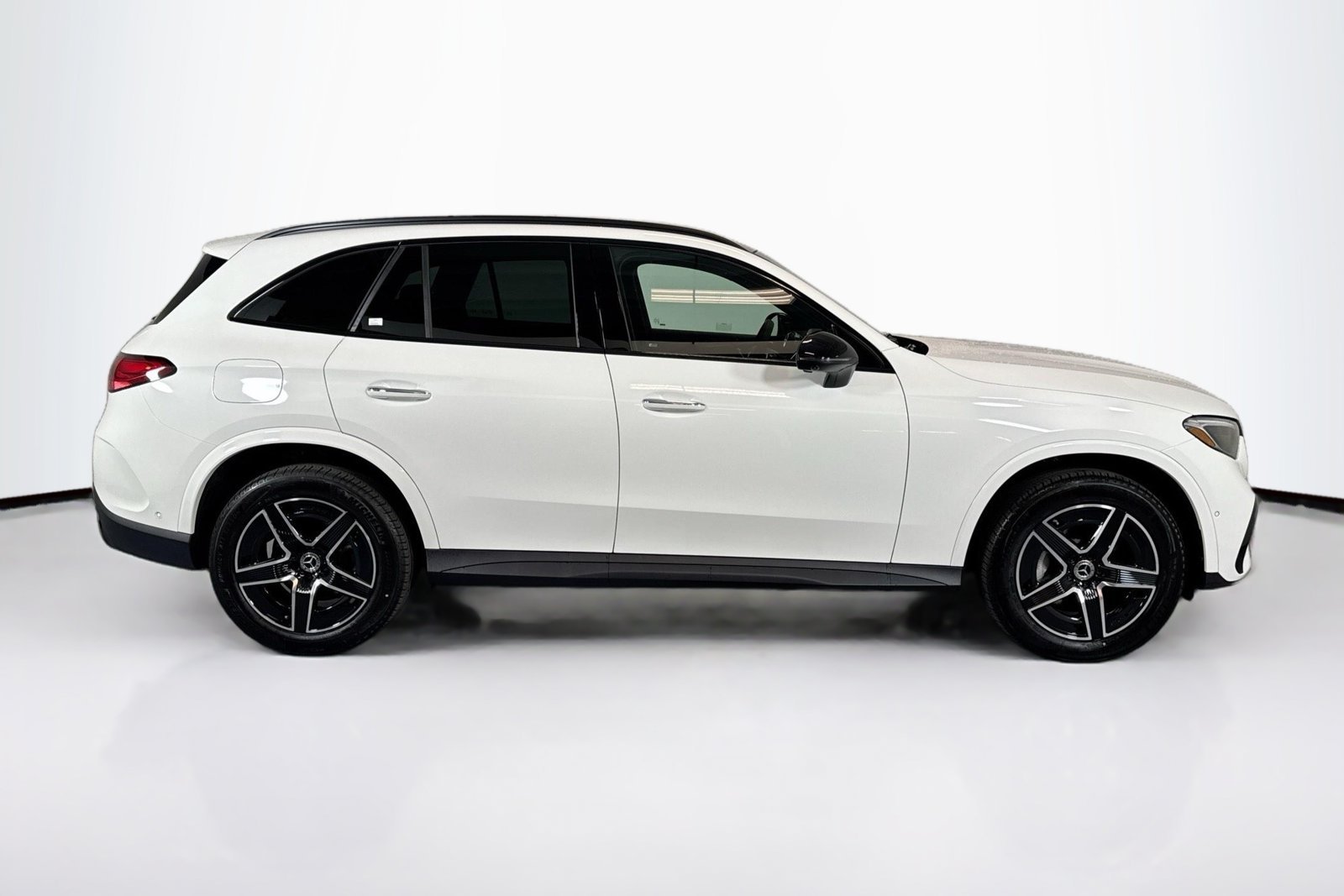 New 2026 Polar White Mercedes-Benz GLC 300 image 4