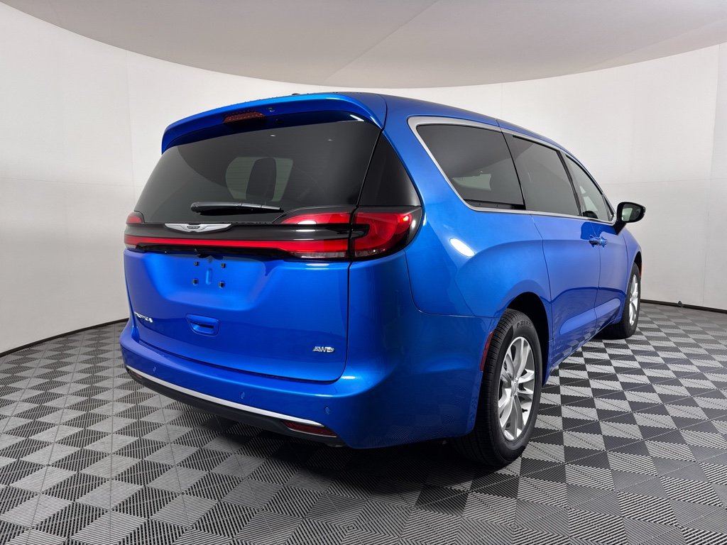 New 2026 Hydro Blue Pearl-Coat Exterior Paint Chrysler Select image 23