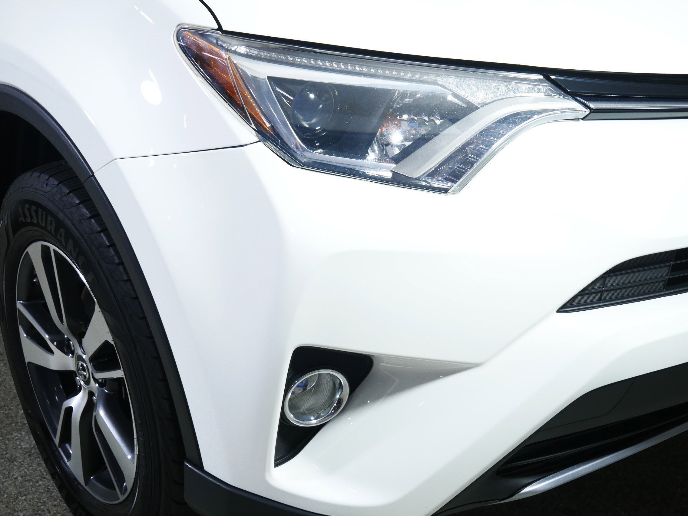 Used 2018 Super White Toyota XLE image 16
