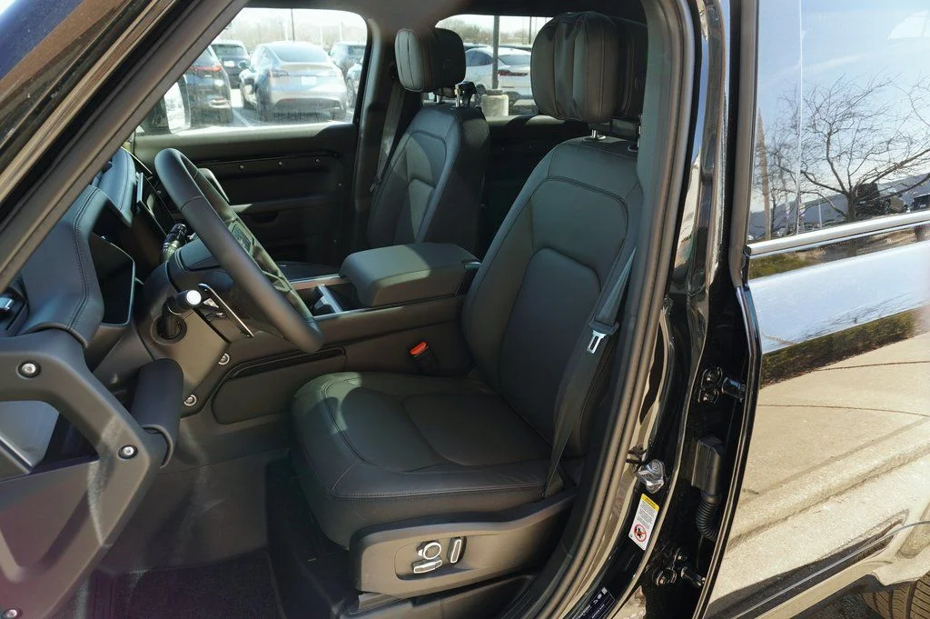 New 2026 Santorini Black Land Rover V8 image 14