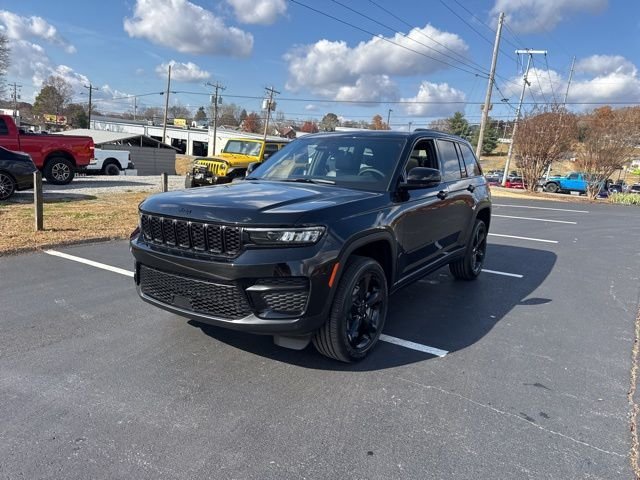 New 2025 Diamond Black Crystal Pearl-Coat Exterior Paint Jeep Altitude X image 3