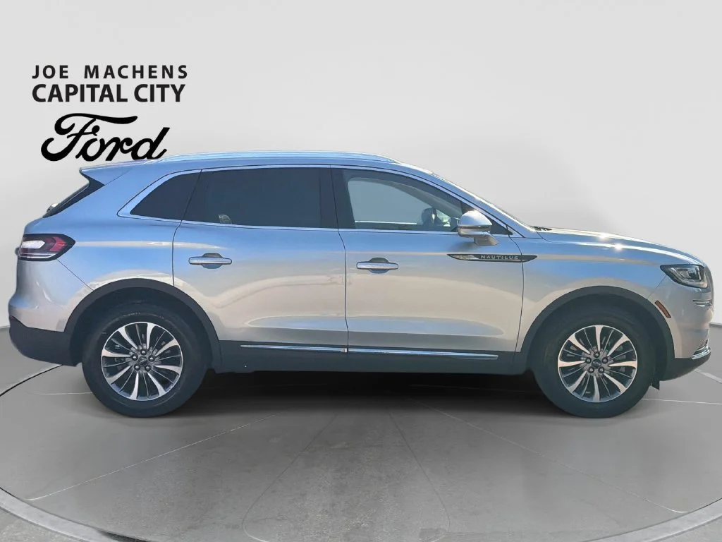 Used 2023 Silver Lincoln Standard image 3