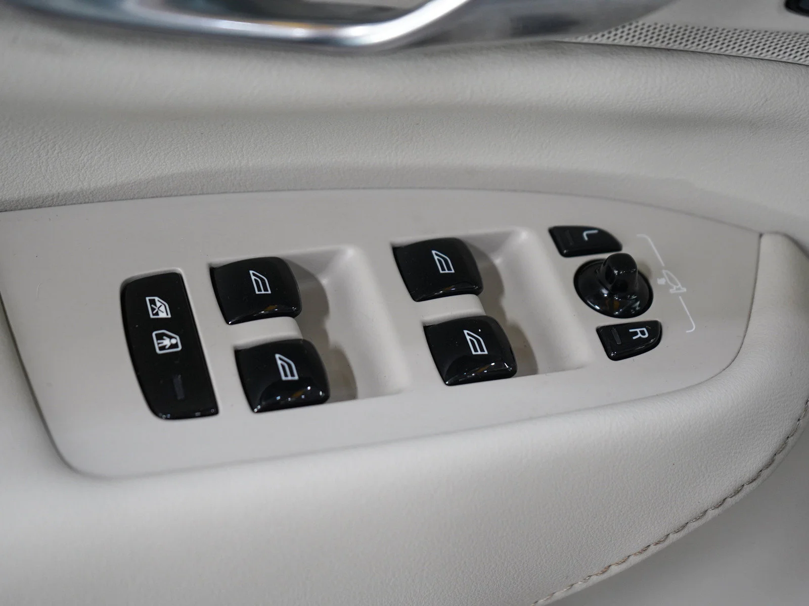Used 2023 Crystal White Volvo B6 AWD Plus 7P image 25