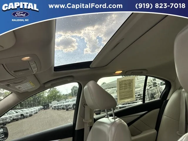 Used 2023 White INFINITI LUXE image 22
