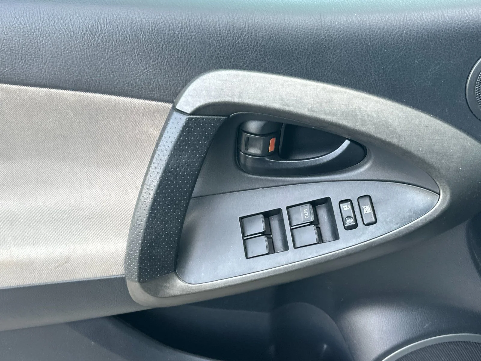 Used 2012 Classic Silver Metallic Toyota Base image 10