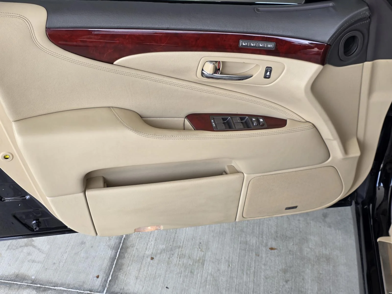 Used 2008  Lexus 460 L image 33