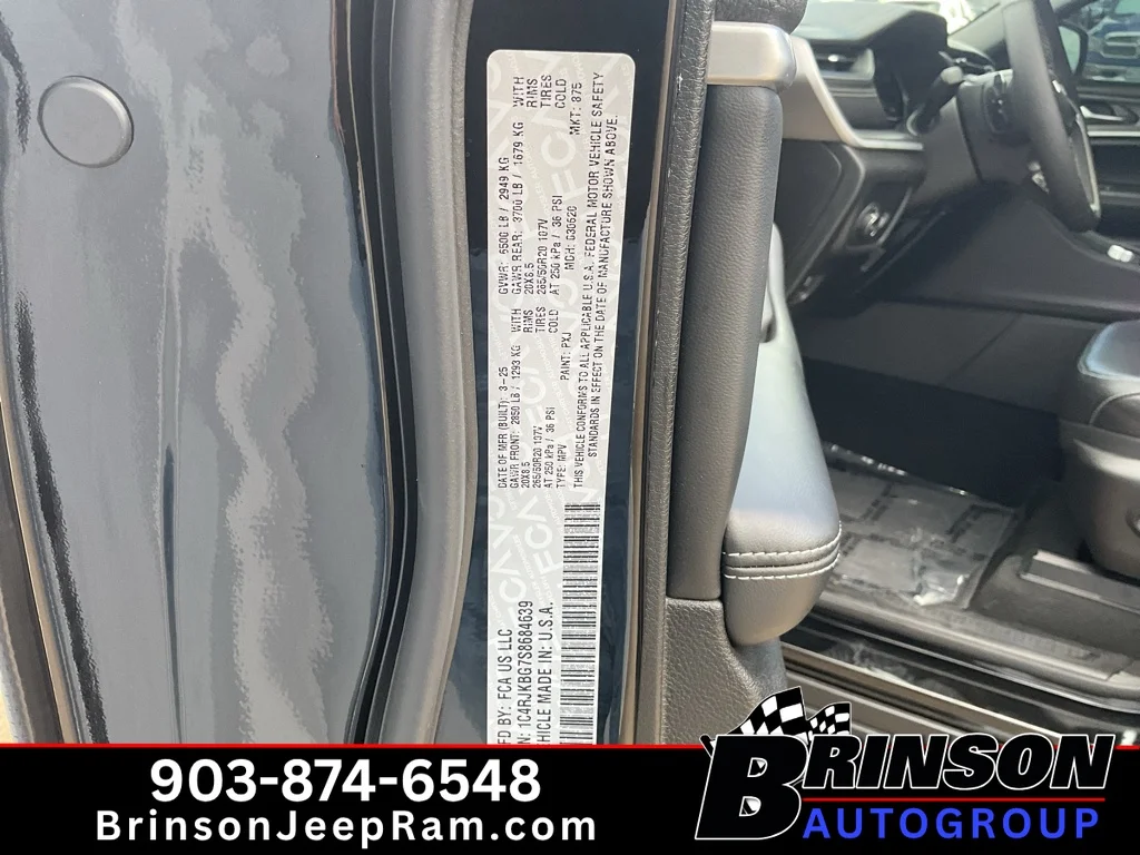Used 2025 Diamond Black Crystal Pearlcoat Jeep Limited image 36
