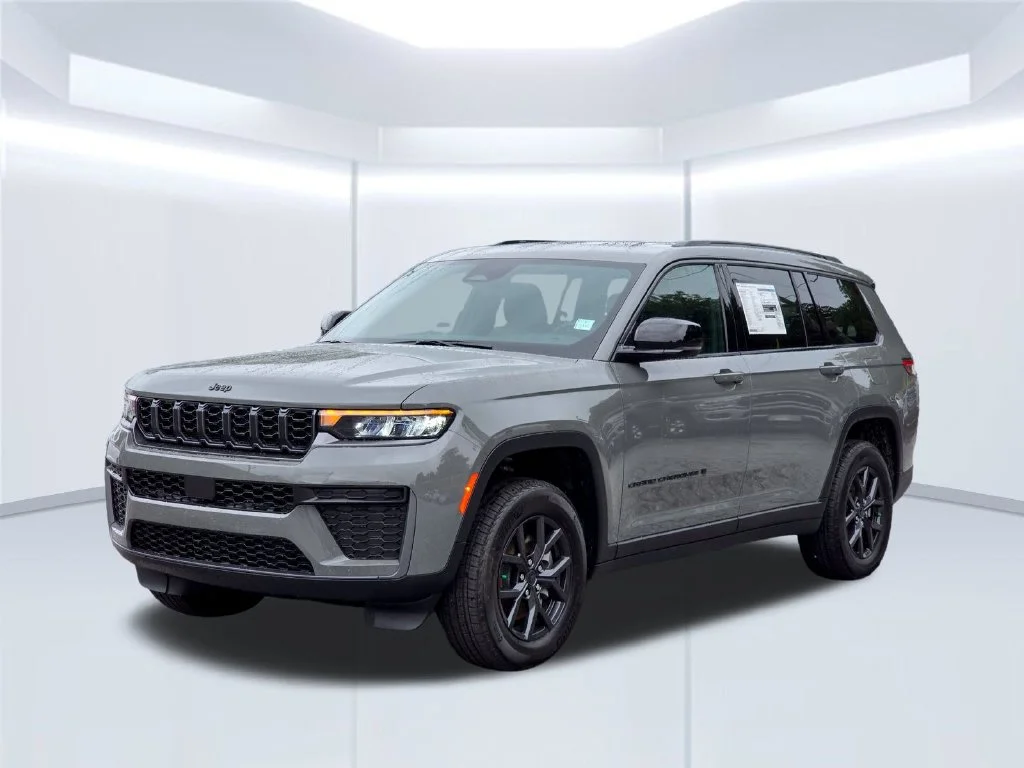 New 2027 Gray Jeep Laredo Altitude image 2
