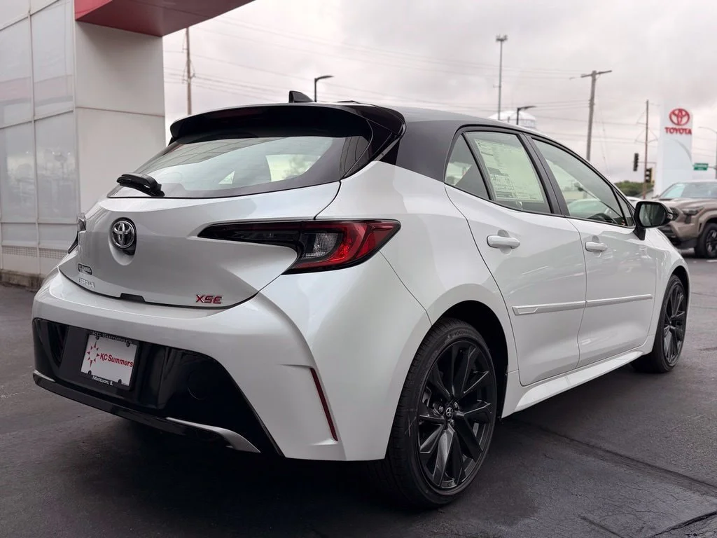 New 2027 Wind Chill Pearl with Black roof Toyota XSE image 2