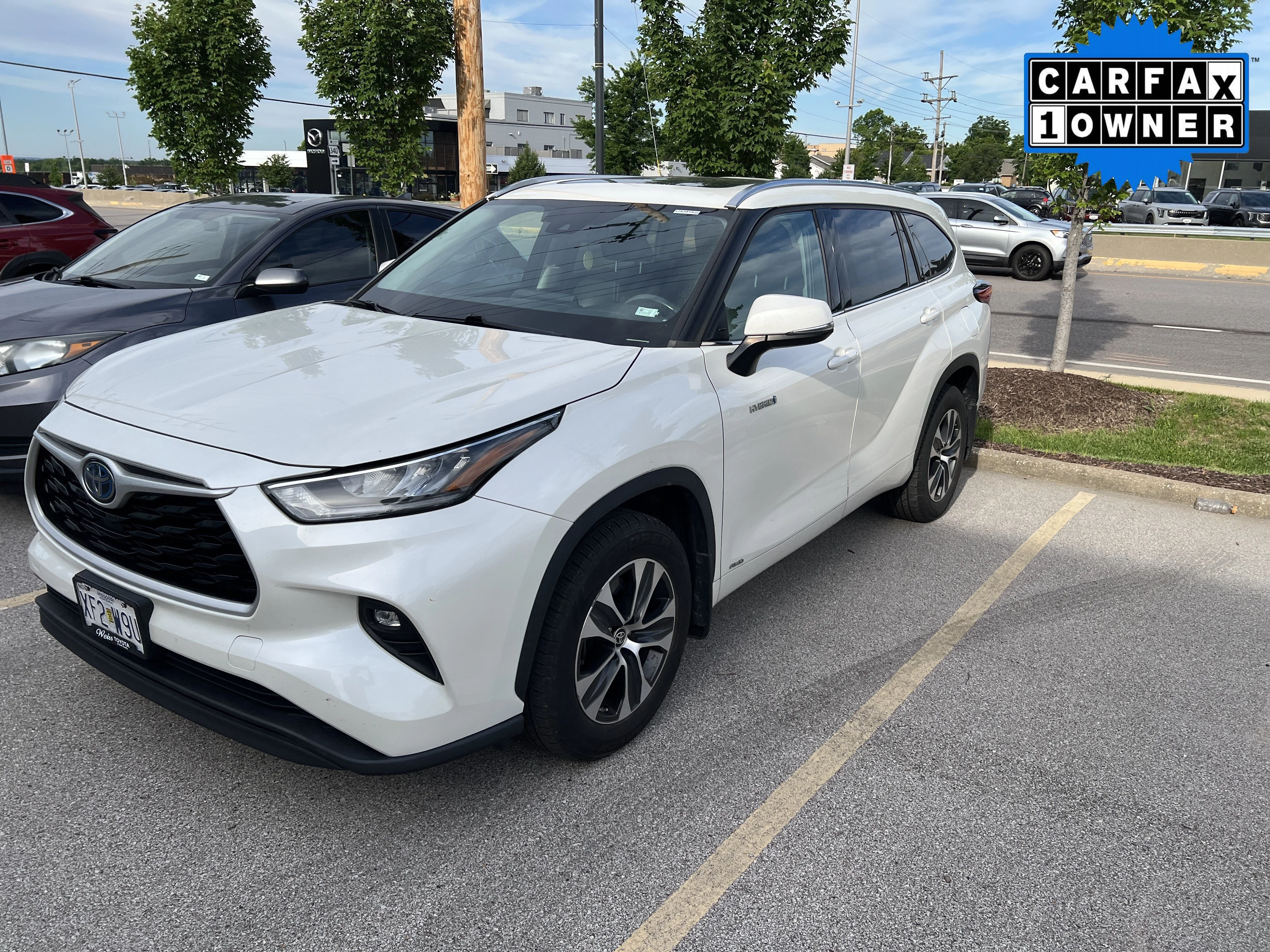 Used 2020 Blizzard Pearl Toyota Hybrid XLE image 2