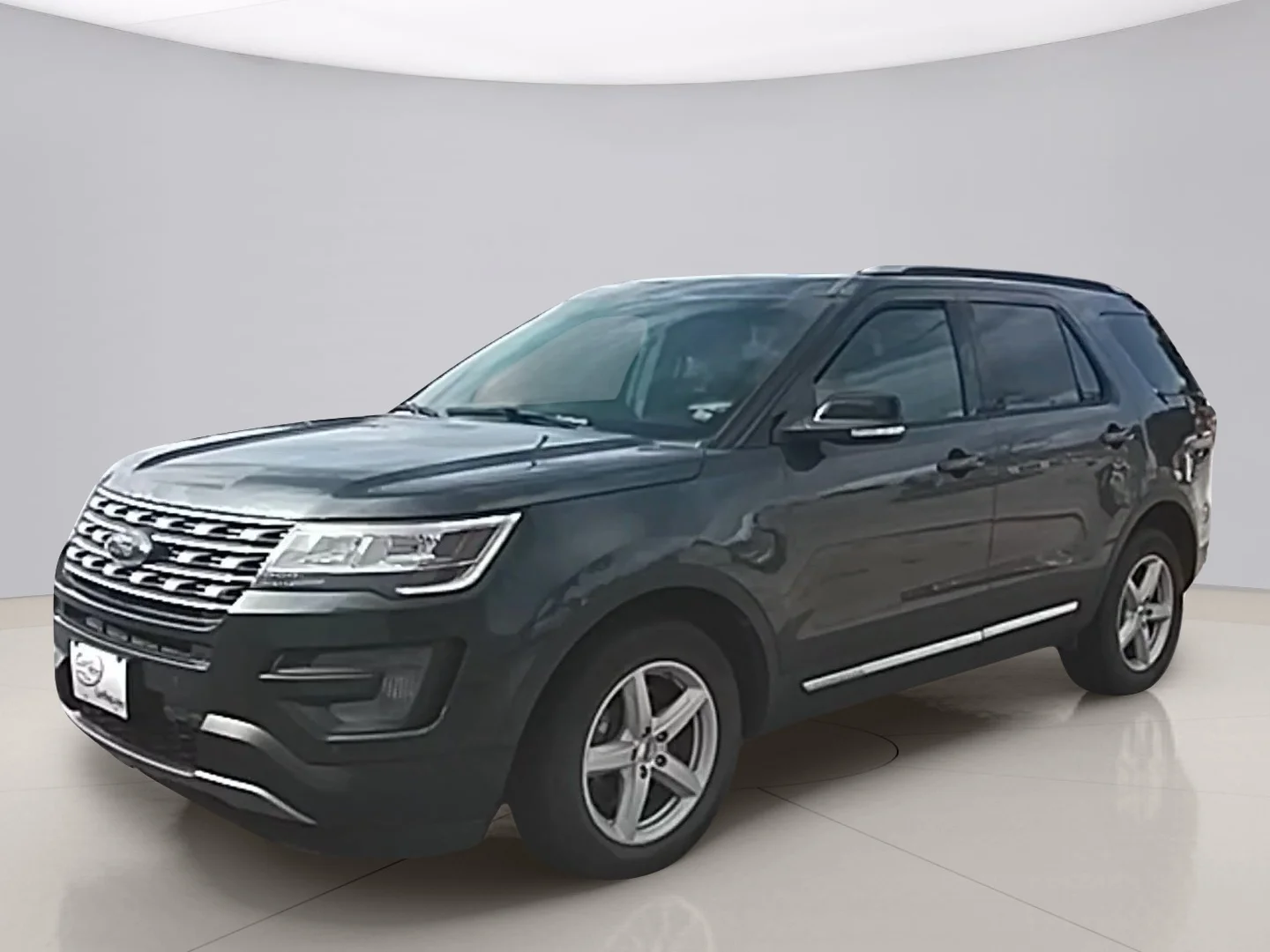 Used 2016 Gray Ford XLT image 1