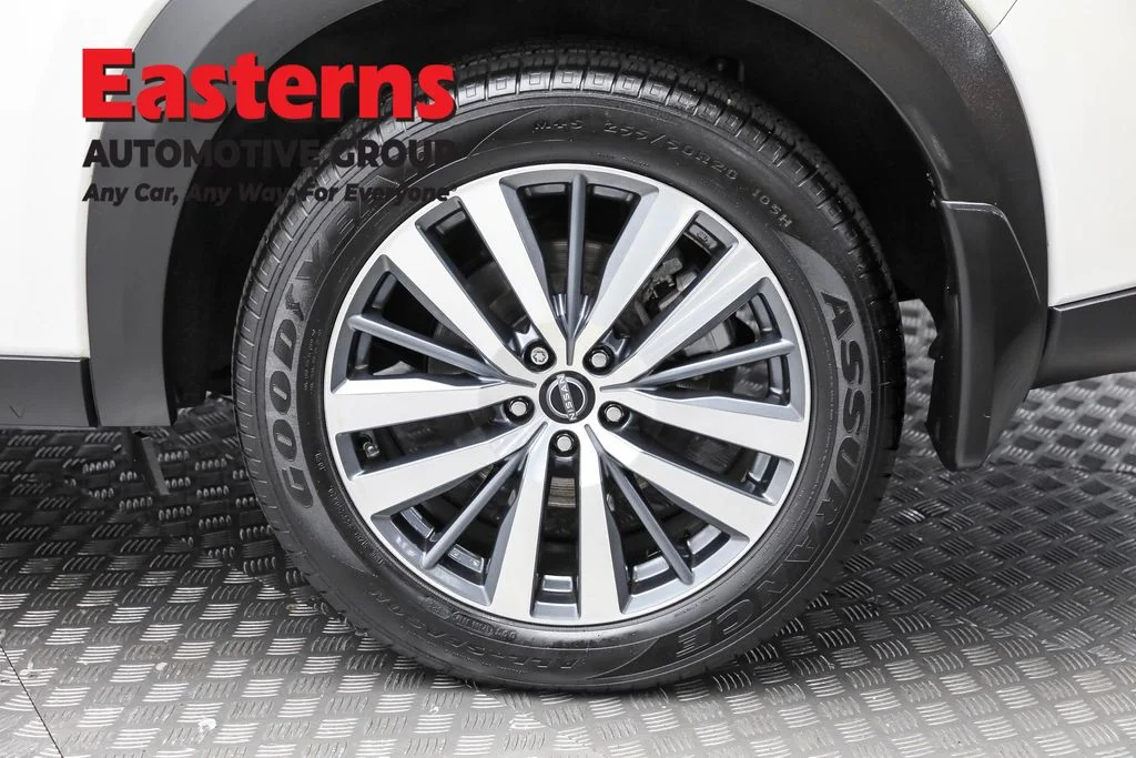Used 2022 White Nissan Platinum image 8