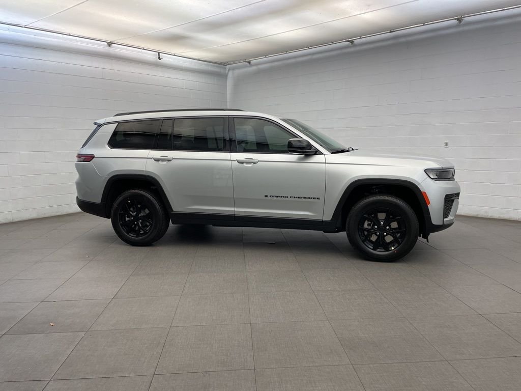 New 2026 Silver Zynith Exterior Paint Jeep Altitude image 2
