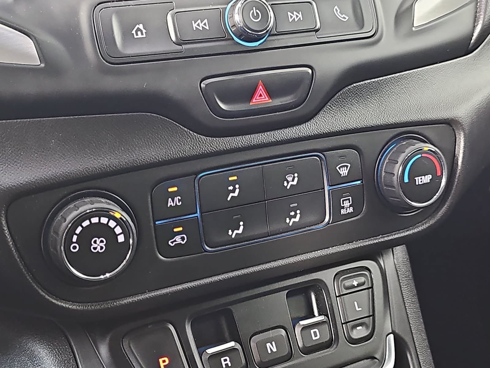 Used 2020 Black GMC SLE image 23