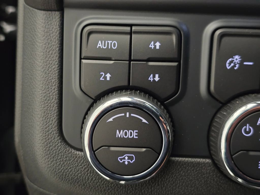 2025 Chevrolet Suburban Z71 - Photo 8