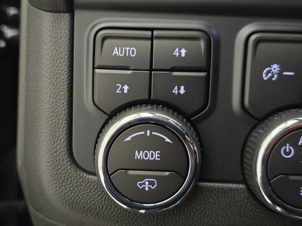 2025 Chevrolet Suburban Z71 - Photo 8
