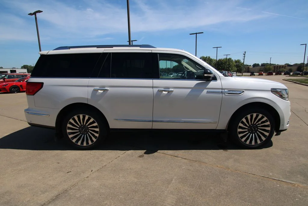 Used 2019 White Platinum Tri-Coat Metallic Lincoln Reserve image 4