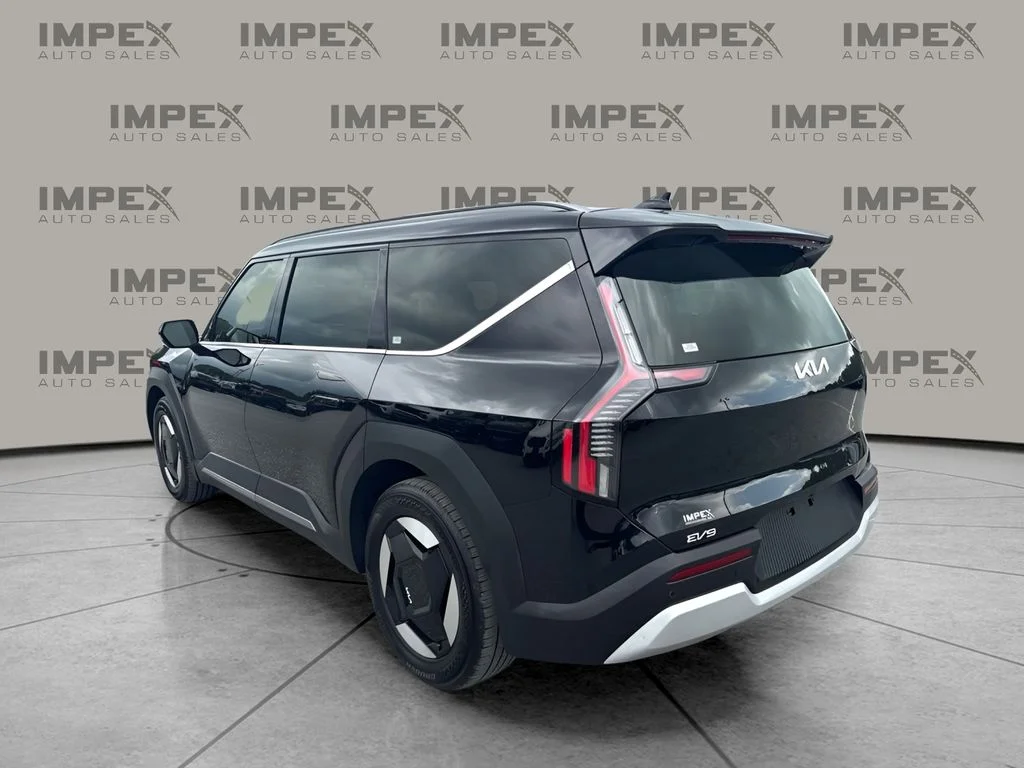 Used 2024 Black Kia Wind image 2