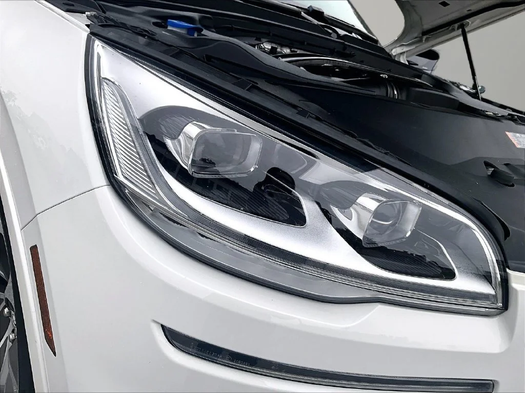 Used 2020 White Lincoln Grand Touring image 31