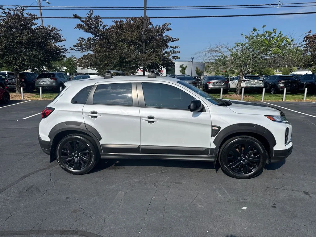 Used 2024 White Diamond Mitsubishi 2.0 SE image 2