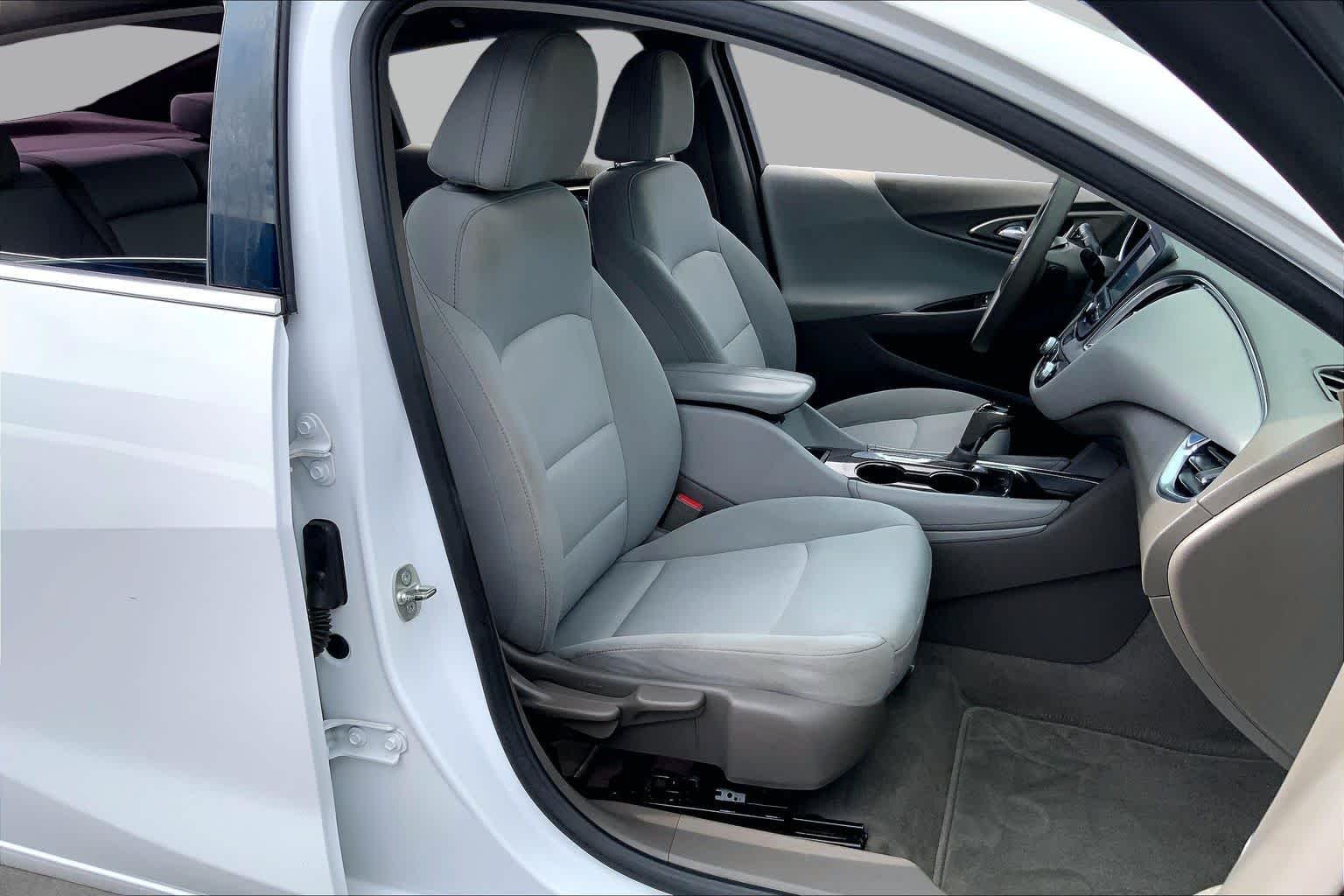 Used 2018 SUMMIT WHITE Chevrolet LT image 9