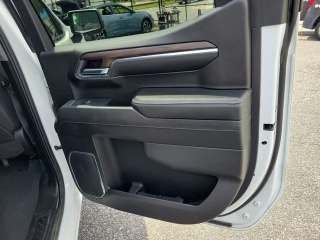Used 2024 White GMC SLT image 29