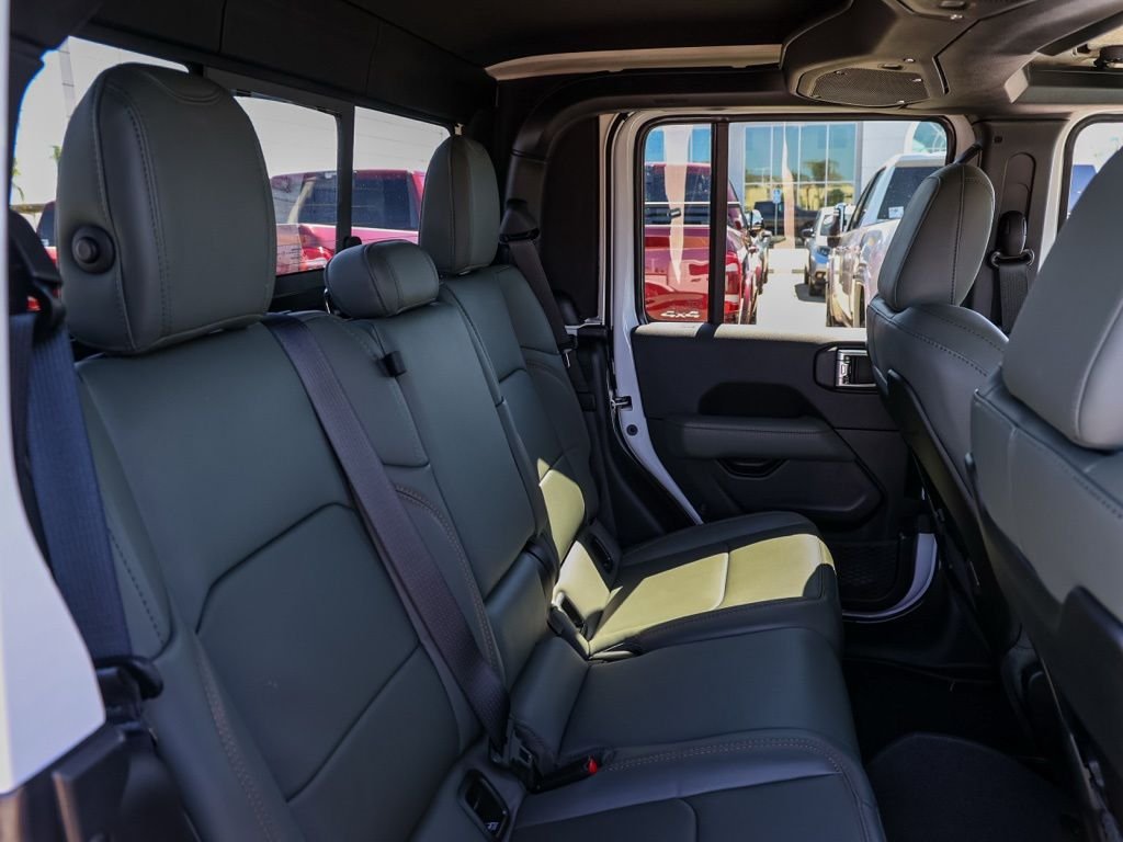 New 2026 Bright White Clear-Coat Exterior Paint Jeep Mojave image 16